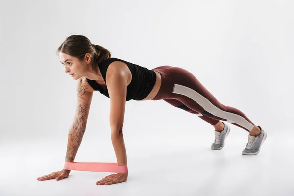 Image Une Femme Concentrée Vêtements Sport Faisant Entraînement Avec Équipement — Photo