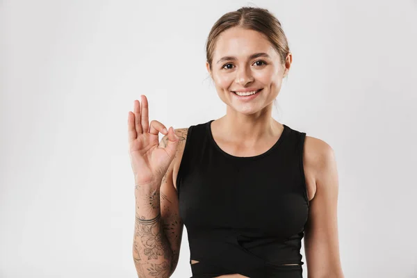 Foto Mulher Fitness Sportswear Sorrindo Mostrando Sinal Isolado Sobre Fundo — Fotografia de Stock