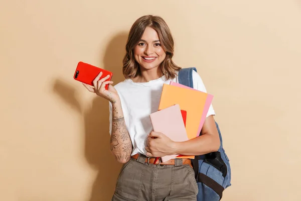 Ritratto Una Studentessa Sorridente Che Porta Zaino Piedi Isolato Sfondo — Foto Stock