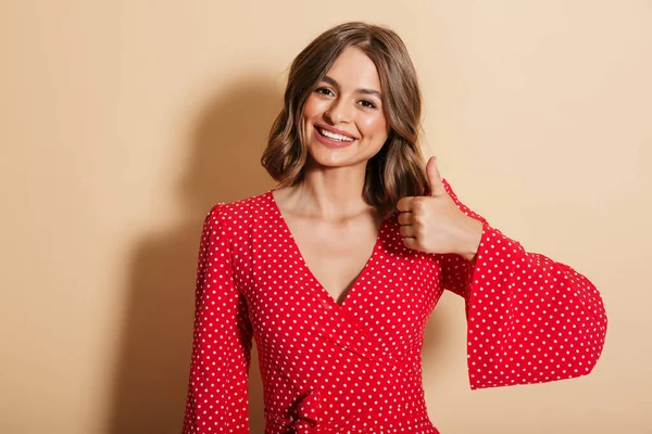 Φωτογραφία Της Μελαχρινής Νεαρής Γυναίκας Κόκκινο Φόρεμα Χαμογελώντας Και Gesturing — Φωτογραφία Αρχείου
