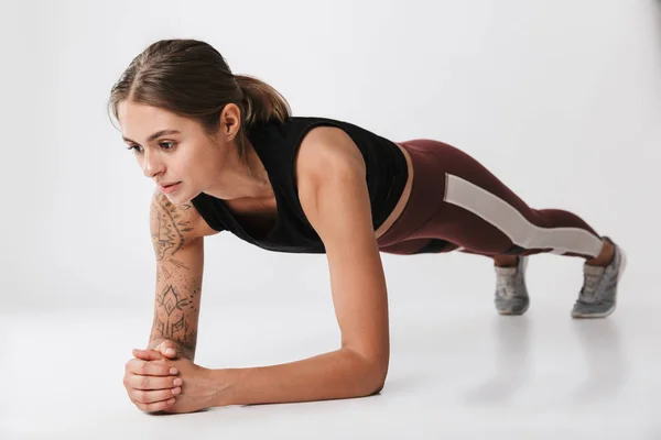 Atraente Confiante Jovem Sportsgirl Ajuste Isolado Sobre Fundo Branco Fazendo — Fotografia de Stock