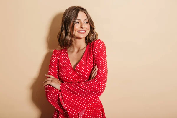 Schöne Junge Frau Rotem Sommerkleid Steht Isoliert Vor Beigem Hintergrund — Stockfoto
