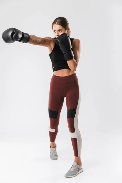 Изображение Энергичной Женщины Спортивной Форме Тренирующейся Боксёрских Перчатках Белом Фоне — стоковое фото