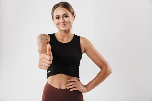 Foto Der Schönen Frau Sportbekleidung Lächelt Und Zeigt Daumen Nach — Stockfoto