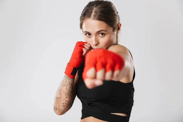 Imagen Mujer Enfocada Usando Entrenamiento Ropa Deportiva Envolturas Mano Boxeo — Foto de Stock