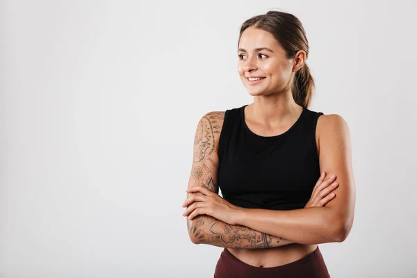 Imagen Mujer Feliz Ropa Deportiva Sonriendo Pie Con Los Brazos —  Fotos de Stock