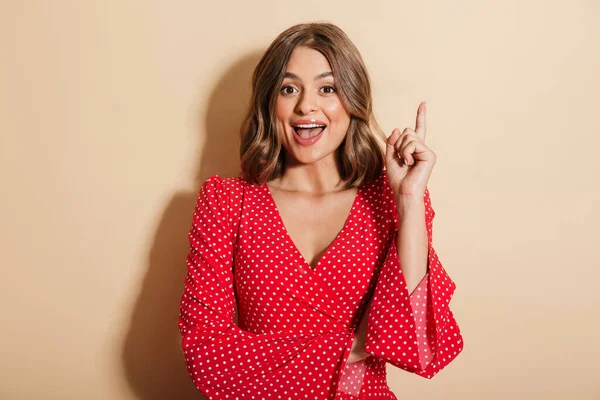 Mulher Bonita Vestindo Vestido Verão Vermelho Isolado Sobre Fundo Bege — Fotografia de Stock