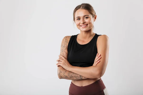 Imagem Mulher Fitness Sportswear Sorrindo Com Braços Cruzados Isolado Sobre — Fotografia de Stock