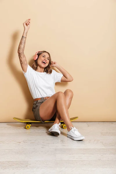 Immagine Una Bella Ragazza Adolescente Cuffia Che Canta Seduta Skateboard — Foto Stock