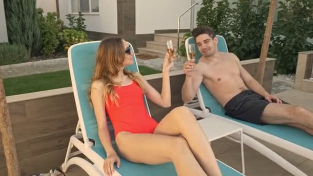 Ein Entspanntes Glückliches Paar Mann Und Frau Trinken Champagner Während — Stockvideo