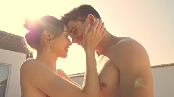 Krásný Pár Objímání Zatímco Stojí Venku Terase Vily — Stock video