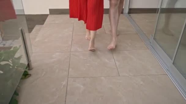Jeune Couple Heureux Homme Femme Promènent Dans Cour Près Villa — Video
