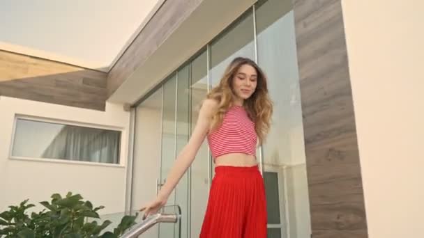 Een Positief Relax Jong Meisje Loopt Tuin Met Haar Handen — Stockvideo