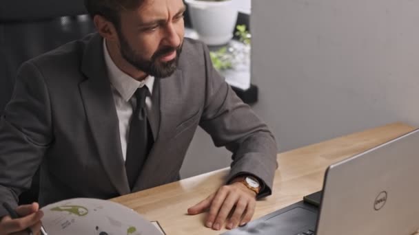 Geconcentreerde Zakenman Formele Pak Werken Met Documenten Laptop Computer Terwijl — Stockvideo