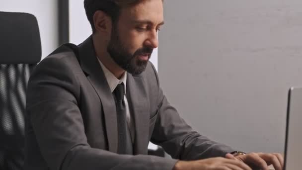 Εστιασμένος Επιχειρηματίας Επίσημο Κοστούμι Που Εργάζεται Φορητό Υπολογιστή Ενώ Κάθεται — Αρχείο Βίντεο