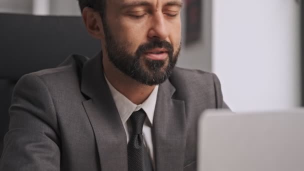 Homem Negócios Pensativo Focado Terno Formal Que Trabalha Com Computador — Vídeo de Stock