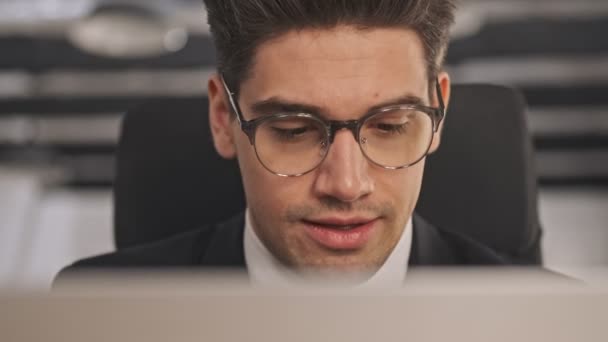 Vista Cerca Del Hombre Negocios Calma Traje Formal Gafas Con — Vídeo de stock