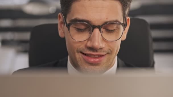 Vista Perto Empresário Feliz Terno Formal Óculos Usando Computador Portátil — Vídeo de Stock