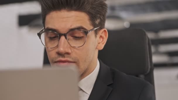 Close View Smiling Businessman Formal Suit Eyewasses Using Laptop Computer — Αρχείο Βίντεο