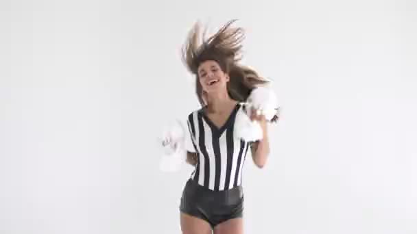 Alegre Mulher Cheerleader Bonita Pulando Dançando Com Pompons Enquanto Olha — Vídeo de Stock