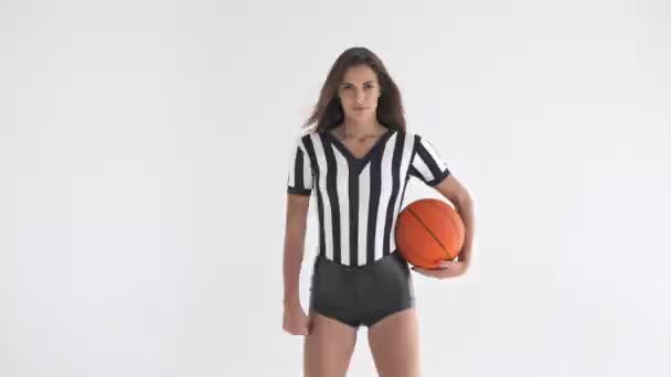 Poważna Ładna Cheerleaderka Pokazuje Grimace Jej Biceps Stojąc Piłką Szarym — Wideo stockowe