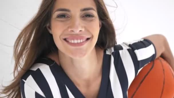 Nahaufnahme Von Happy Hübsche Cheerleader Frau Posiert Mit Ball Und — Stockvideo