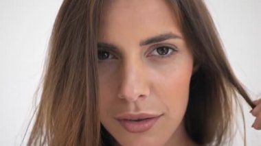 Mystery 'nin yakın görüntüsü güzel amigo kadın poz veriyor ve gri arka planda kameraya bakıyor