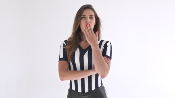 Gelangweilte Hübsche Cheerleader Frau Steht Mit Verschränkten Armen Und Gähnt — Stockvideo