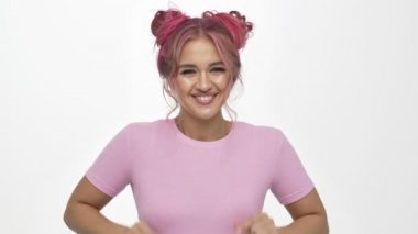 Gülümseyen mutlu bir kadın para hareketi yapıyor, beyaz arka planda izole edilmiş maaş istiyor.