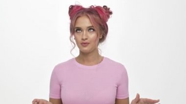 Renkli pembe saç stili neşeli genç bir kadın beyaz arka planda izole edilmiş bir daire içinde gözlerini çeviriyor.