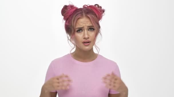 Uma Jovem Insatisfeita Com Penteado Rosa Colorido Dizendo Que Com — Vídeo de Stock
