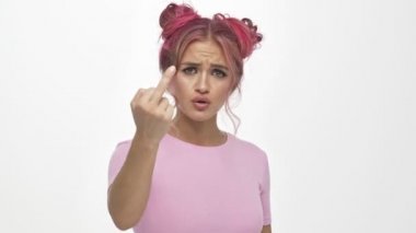 Renkli pembe saçlı ukala bir genç kadın beyaz arka planda izole edilmiş bir jest sergiliyor.