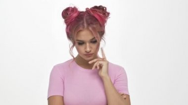 Renkli pembe saç stili düşünen genç bir kadın bu fikrin beyaz arka planda izole olduğunu öğrenir.