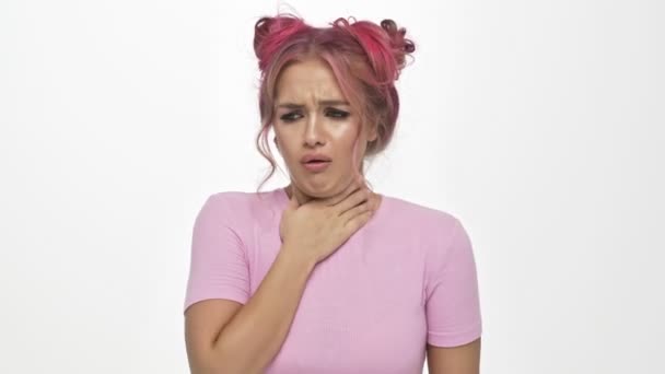 色のピンクの髪型をした病気の若い女性は咳をしている間に痛み喉を持っています白い背景に隔離 — ストック動画