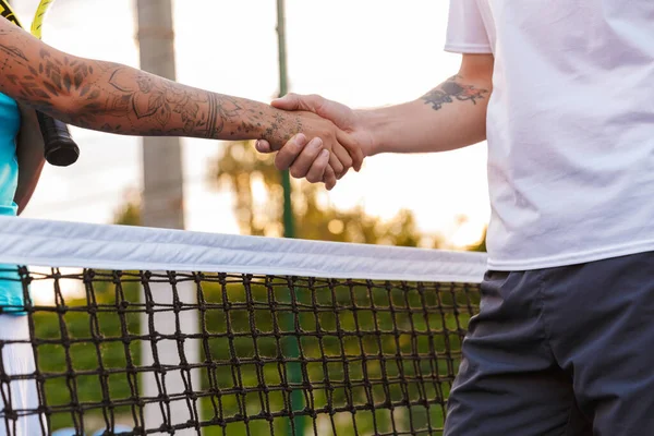 Vágott Fénykép Egy Fiatal Két Teniszező Férfi Szabadban Kezet Rázva — Stock Fotó