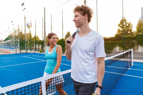 Kép Egy Boldog Fiatal Két Pozitív Teniszező Férfi Szabadban Beszél — Stock Fotó