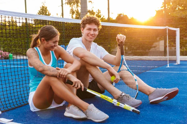 Foto Van Een Vrolijke Vrolijke Positieve Jonge Twee Tennissers Vrouw — Stockfoto