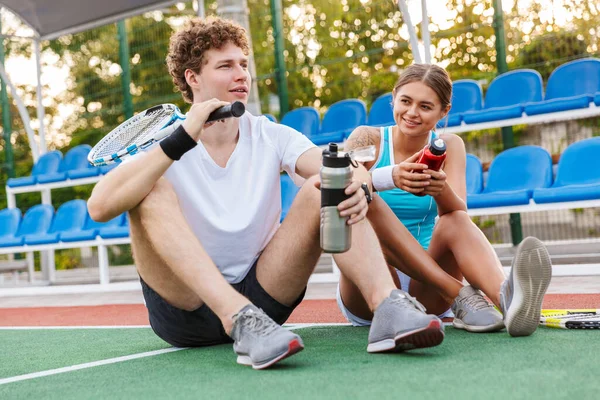 Kép Sportos Férfi Sportruházatban Pályán Ütőkkel Miközben Teniszezik Szabadban — Stock Fotó