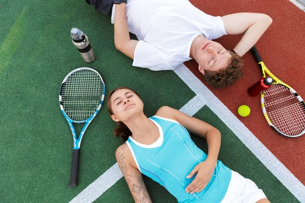 Kép Fitness Férfi Sportruházat Feküdt Pályán Ütők Miközben Teniszezik Szabadban — Stock Fotó