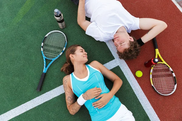 Kép Sportos Férfi Sportruházatban Feküdt Pályán Ütőkkel Miközben Teniszezett Szabadban — Stock Fotó