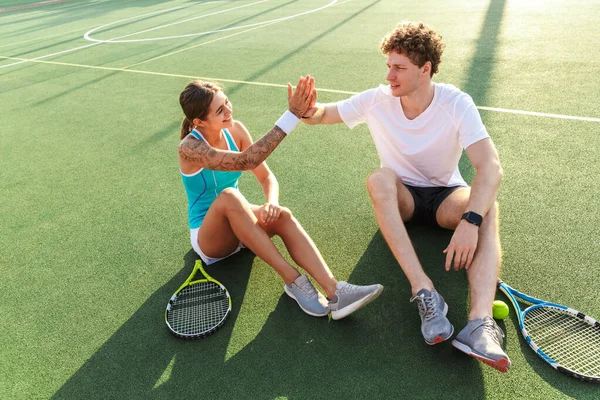 Beeld Van Een Mooie Man Vrouw Sportkleding Zittend Het Veld — Stockfoto