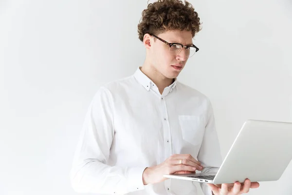 Beau Confiant Jeune Homme Affaires Aux Cheveux Bouclés Portant Une — Photo