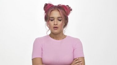 Renkli pembe saç stili üzgün genç bir kadın beyaz arka planda kendini yalnız hisseder.