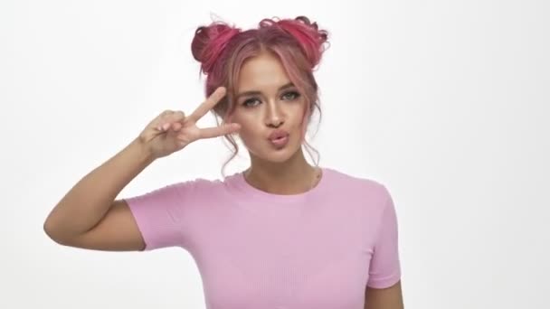 Uma Mulher Bonita Elegante Com Penteado Rosa Colorido Está Dançando — Vídeo de Stock