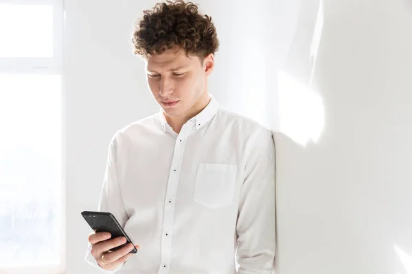 Retrato Exitoso Joven Atractivo Hombre Negocios Pelo Rizado Parado Frente — Foto de Stock