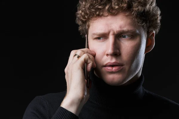 Portrait Jeune Homme Affaires Attrayant Aux Cheveux Bouclés Debout Devant — Photo