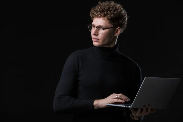 Bello Fiducioso Giovane Uomo Affari Dai Capelli Ricci Indossa Dolcevita — Foto Stock