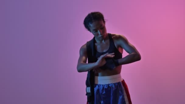 深刻なアフリカのスポーツ女性ボクサー上に置く包帯と下の隔離されたLed懐中電灯の背景 — ストック動画