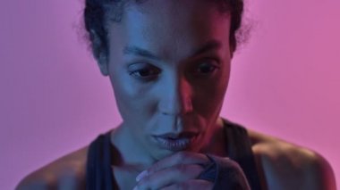 Ciddi Afrikalı sporcu kadın boksörün izole edilmiş el fenerlerini eğitmeye hazırlandığını görüyoruz.