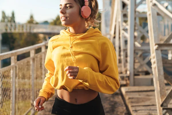 Photo Concentrated Young Fitness Woman Outdoors Listening Music Headphones Running — Stock Photo, Image